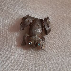 Vintage brass frog brooch